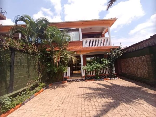 3 Bedroom Apartment in Bukasa Photo 1