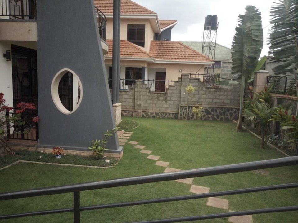 5 Bedrooms 5 Baths Villa Photo 1