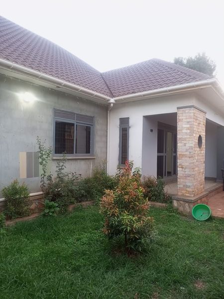 4 Bedrooms 3 Baths House Photo 1