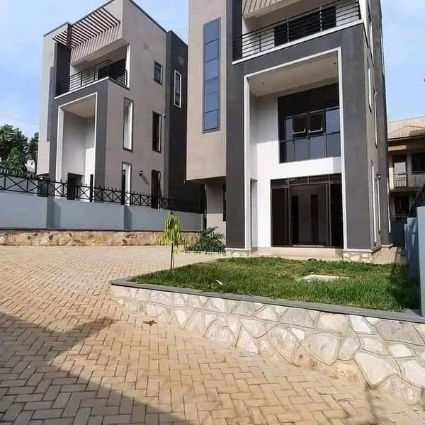 4 Bedrooms 3 Baths Villa Photo 1