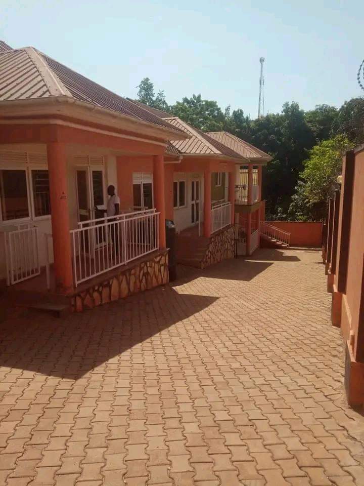 2 Bedroom House Photo 1