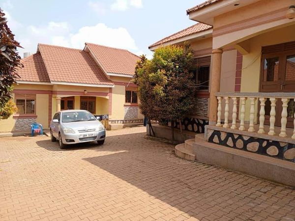 2 Bedroom House Photo 1