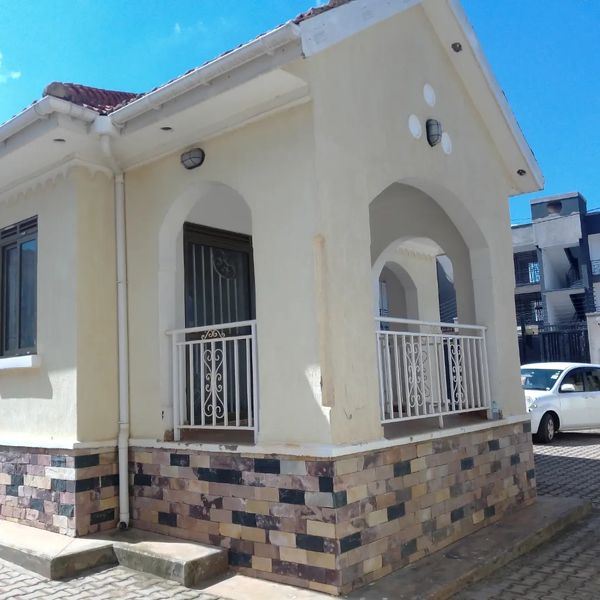 4 Bedroom House Photo 1