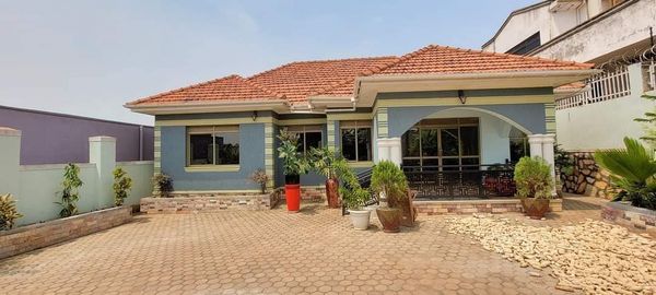 6 Bedroom 4 Bath House Photo 1